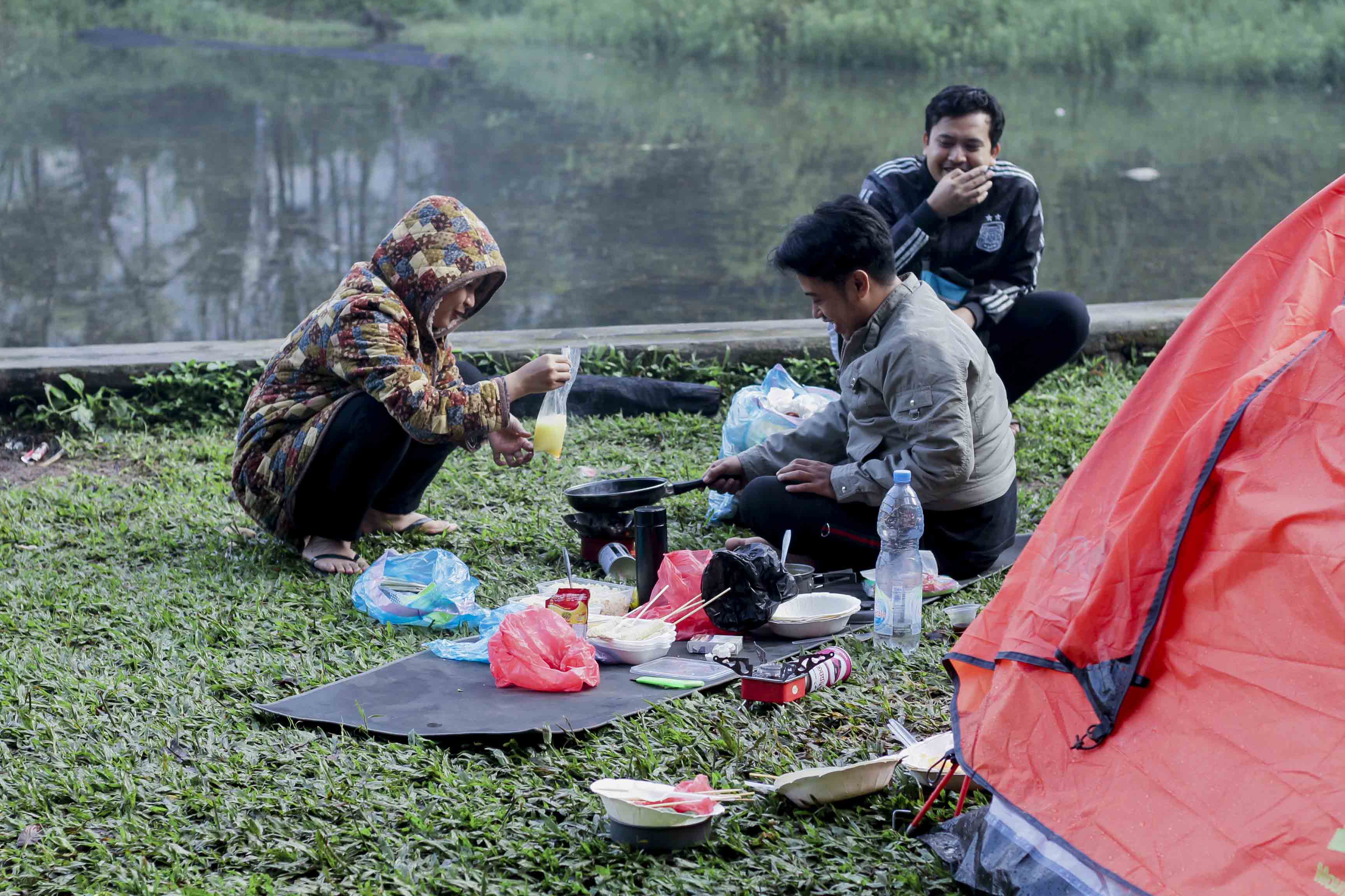 Suasana pas camping di pinggir danau situ gunung Sukabumi