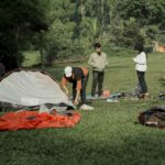 Suasana pas camping di pinggir danau situ gunung Sukabumi