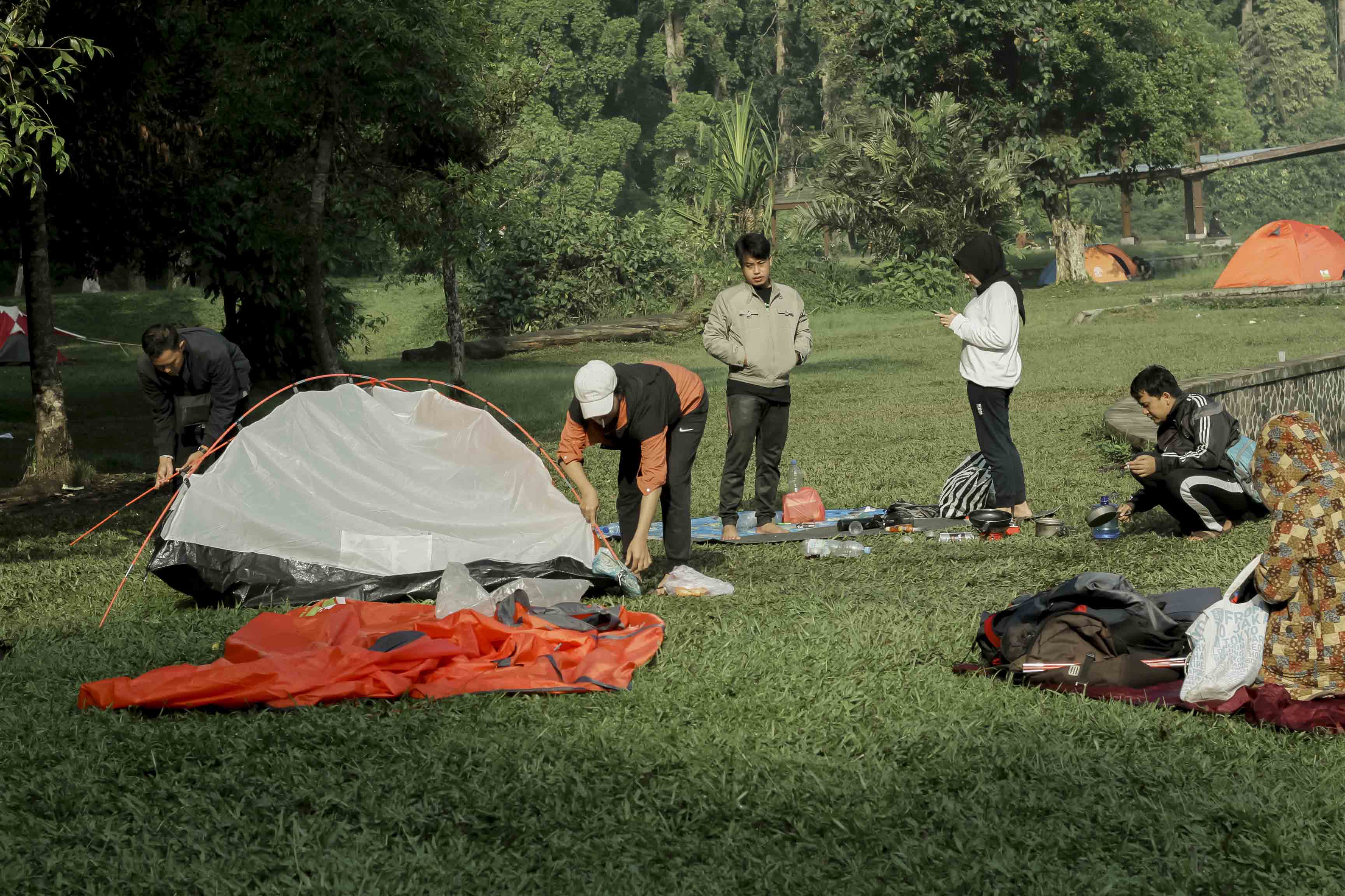 Suasana pas camping di pinggir danau situ gunung Sukabumi