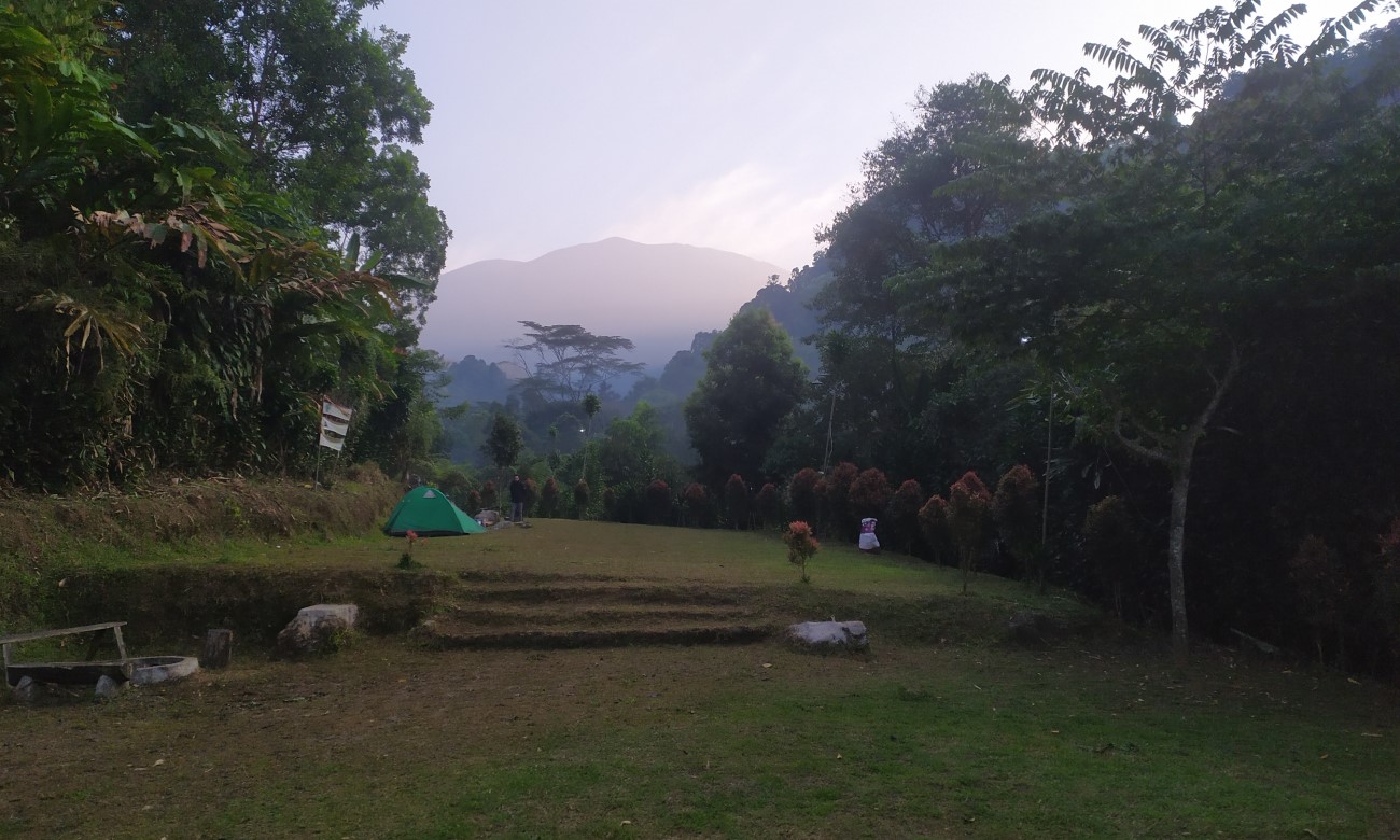 Suasana pagi di Baturea Capmground Pondok Halimun dengan latar Gunung Gede