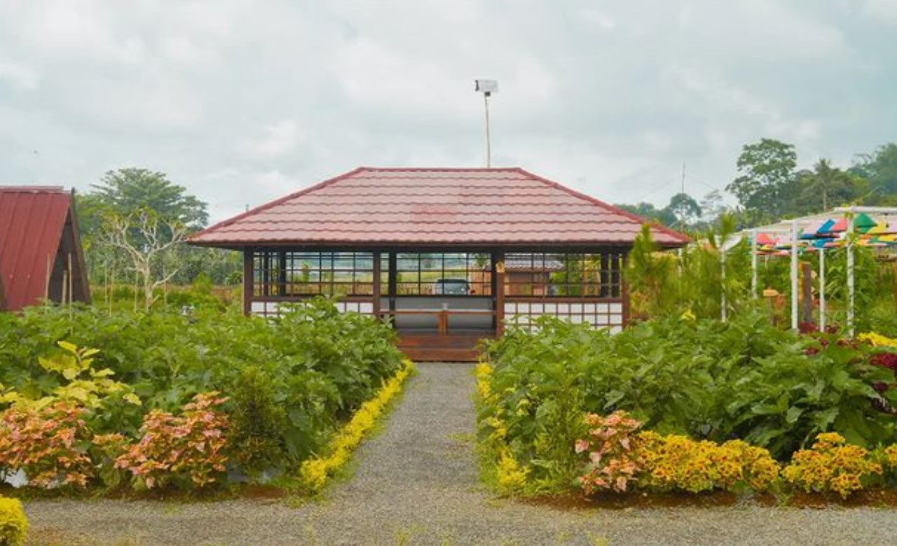 Suasana salah satu sudut De Tani Waterpark Goalpara Sukabumi