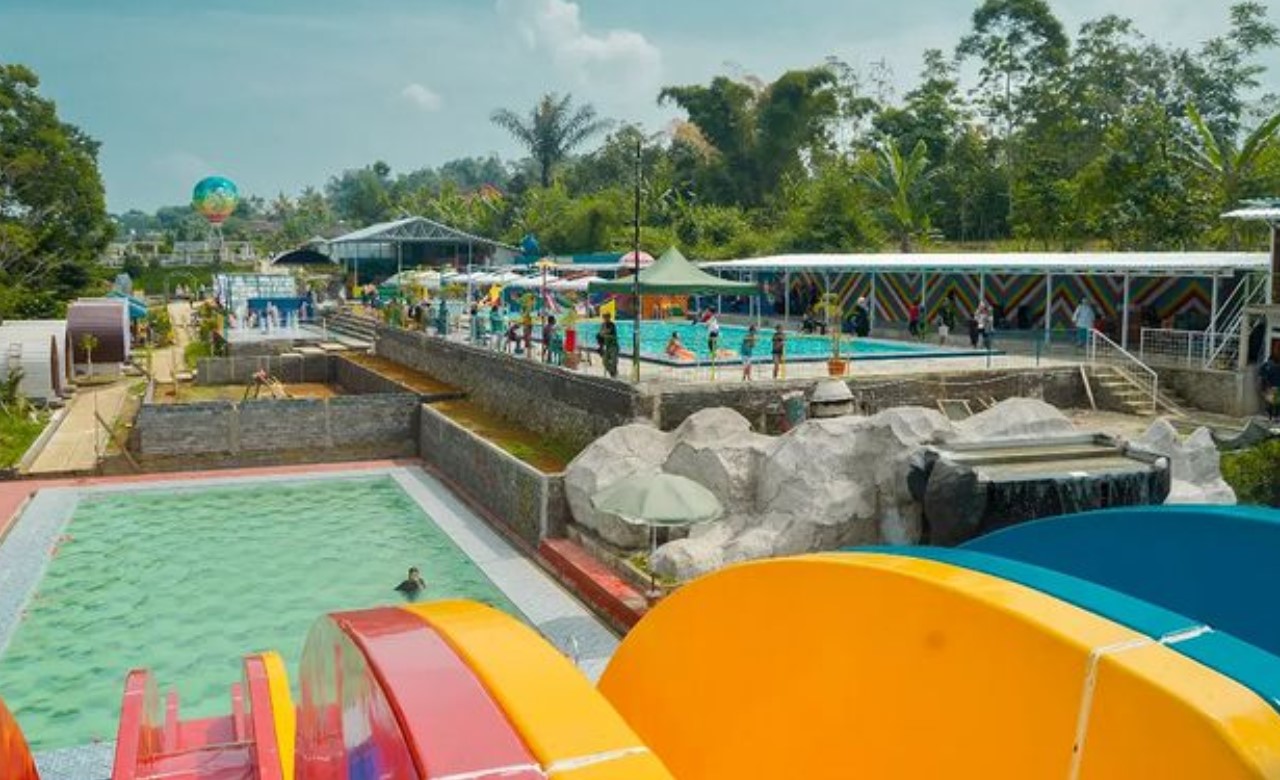 Kolam renang De Tani Waterpark Sukabumi