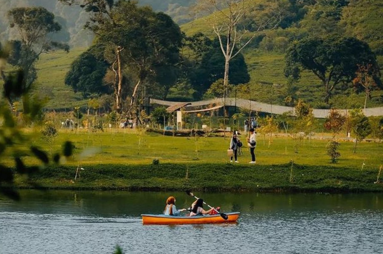 Berkeliling Telaga Saat Puncak dengan menaiki perahu kano | Foto: Instagram/@telagasaatpuncak