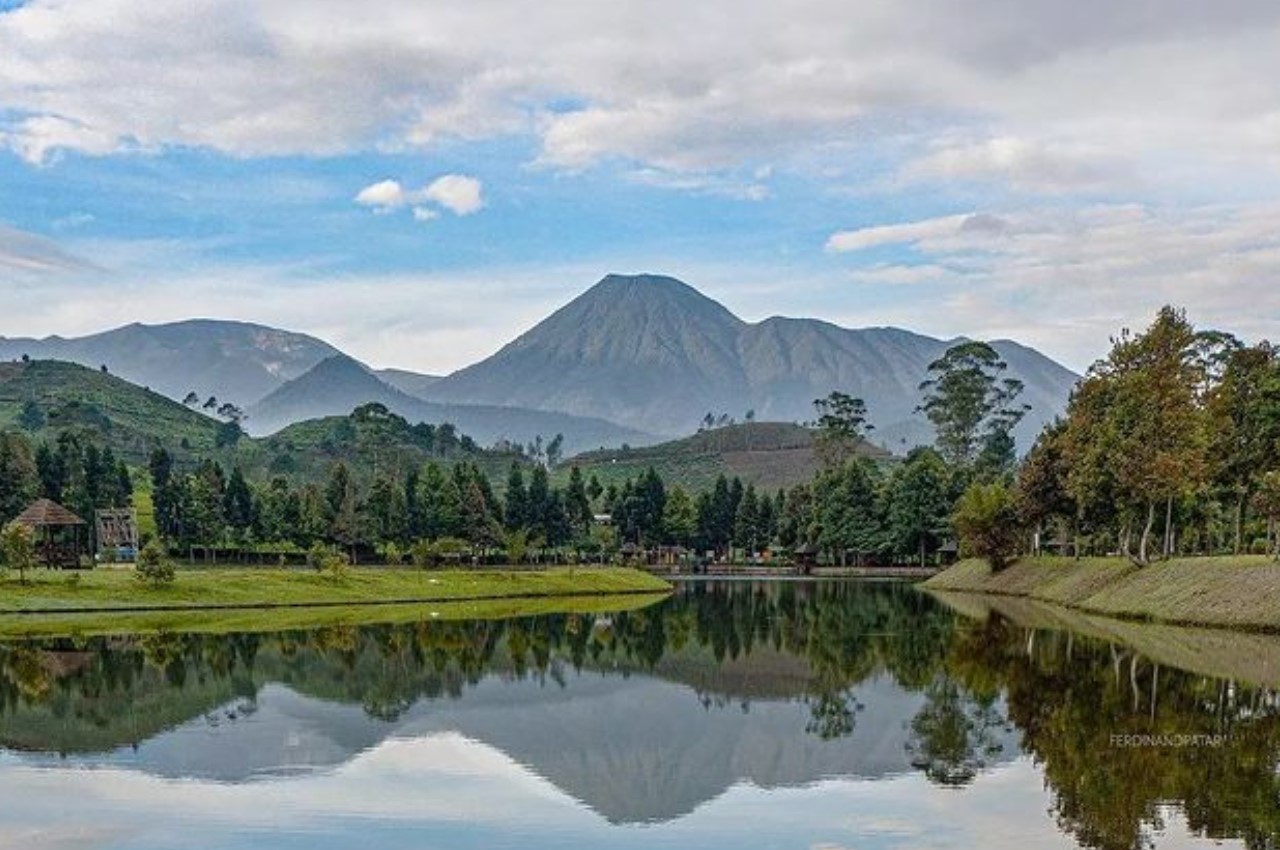 View Telaga Saat Puncak dengan background Gunung Gede Pangrango