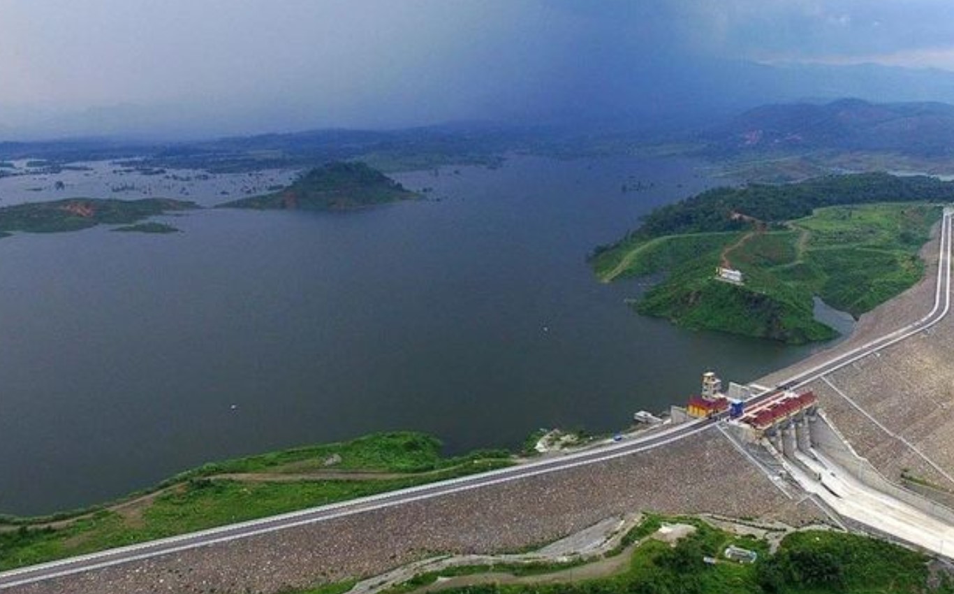 Waduk Jatigede yang jadi salah satu danau buatan terbesar di Jawa Barat (sda.pu.go.id)