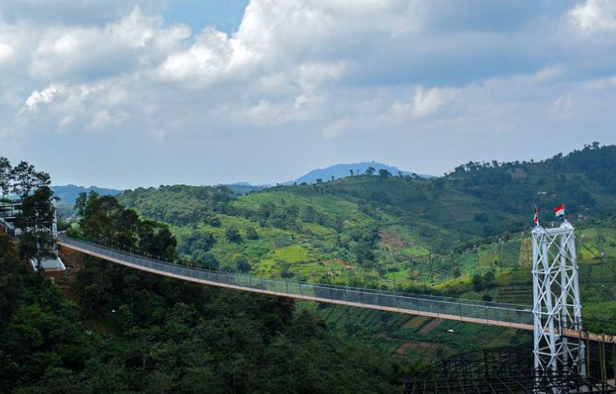 Jembatan gantung di The Nice Funtastic Park Cianjur