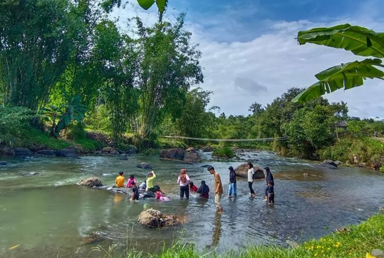 Bermain air di sungai sekitar lokasi camping Cinangka Cianjur | Foto: Instagram/@smilingcinangkacampingground