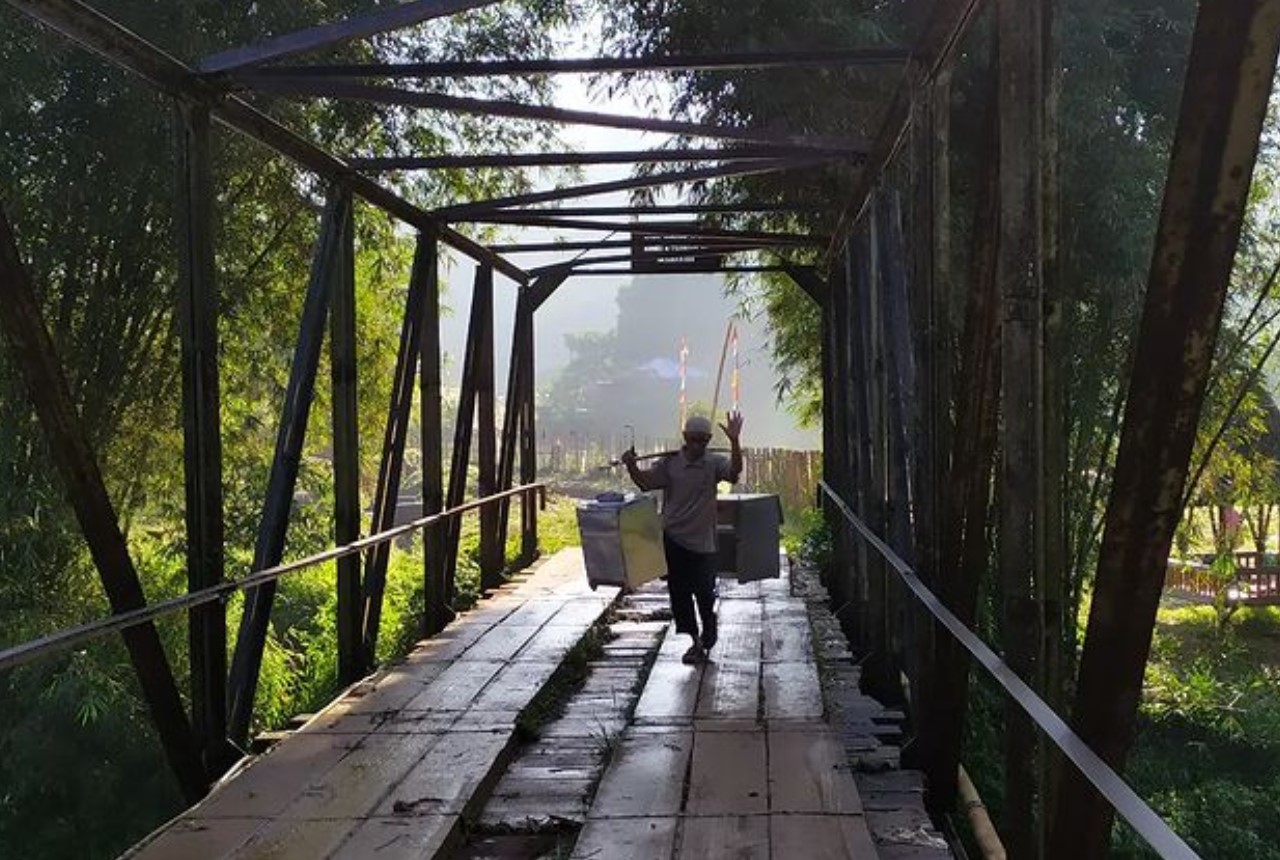 Jembatan tua di Smiling Cinangka Camping Ground | Foto: Instagram/@smilingcinangkacampingground