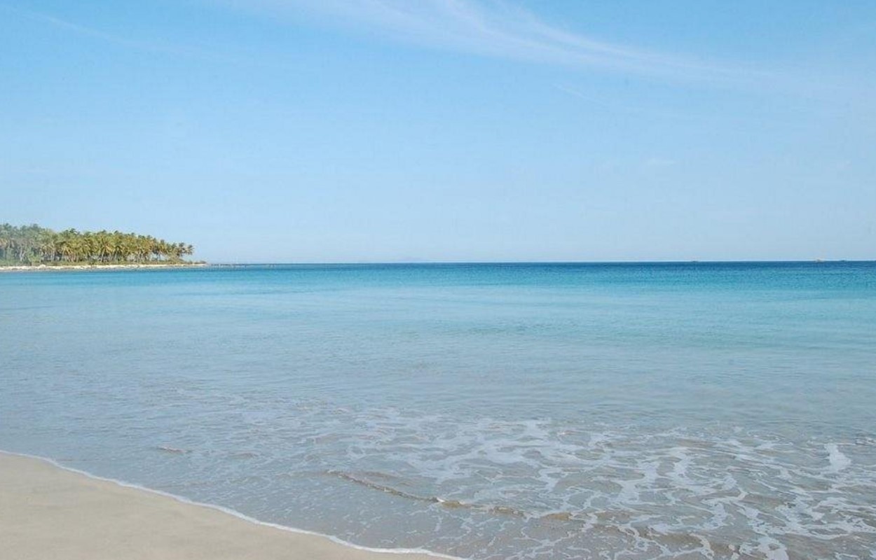 Pesona pasir putih dan air laut jernih di Pantai Ciputuh Pandeglang Banten atau Pantai Tanjung Putih | Foto: KevinWijaya via tripadvisor.com