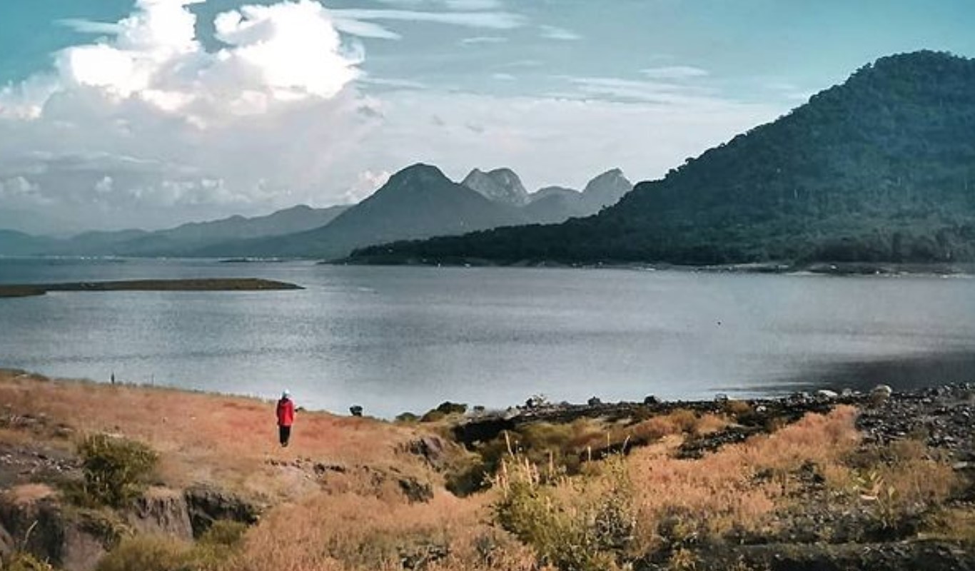 View waduk Parang Gombong Purwakarta dengan latar deretan perbukitan | 