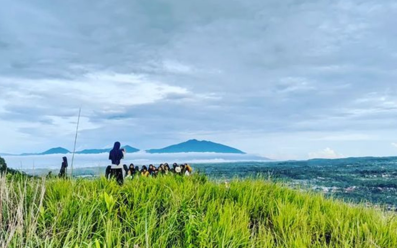 View dari puncak bukit cemara 1 di Desa Wisata Cisande | Foto: Instagram/desawisatacisande