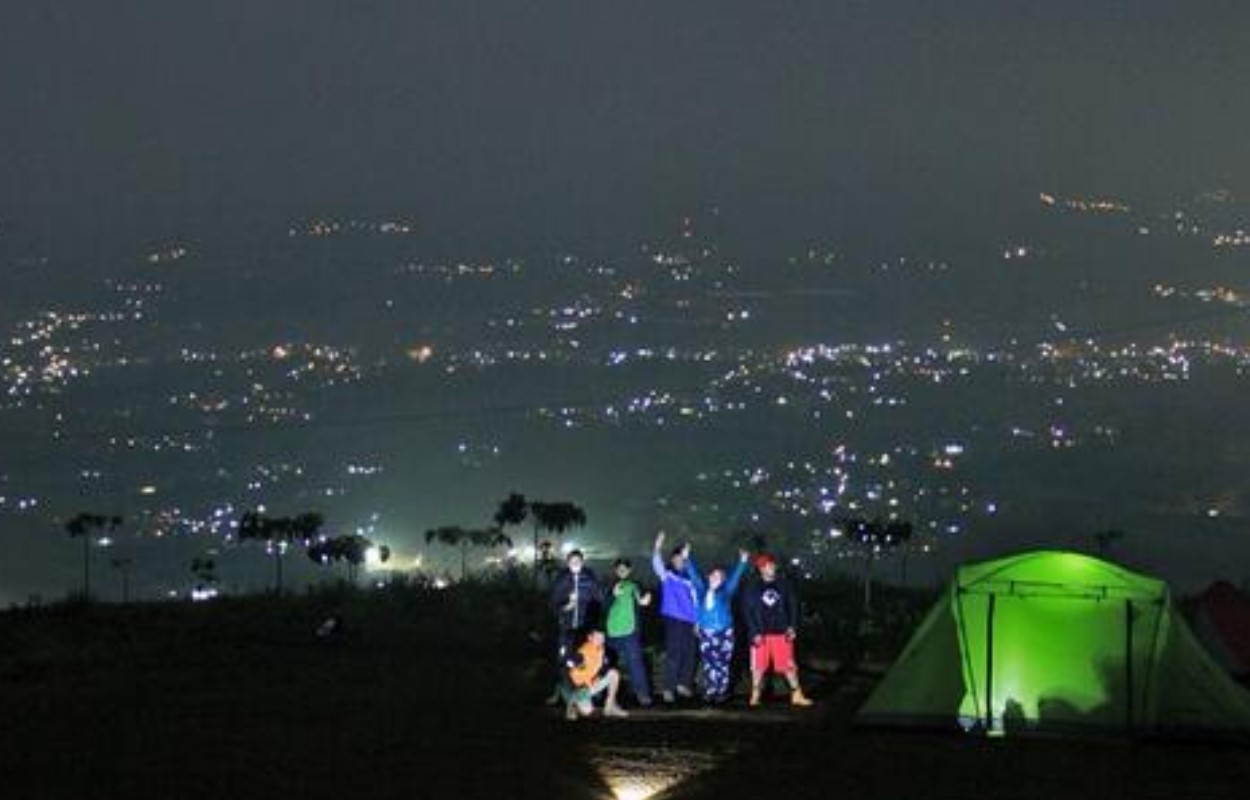 Suasana malam hari dari atas puncak Gunung Sunda Sukabumi dengan latar city light yang indah | Foto: X/@ilovesukabumi