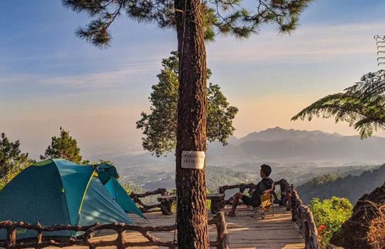 Suasana pagi di salah satu spot di Bukit Batu Nyongclo Majalengka | Foto: Instagram/wisatahutanpinus_batu_nyongclo