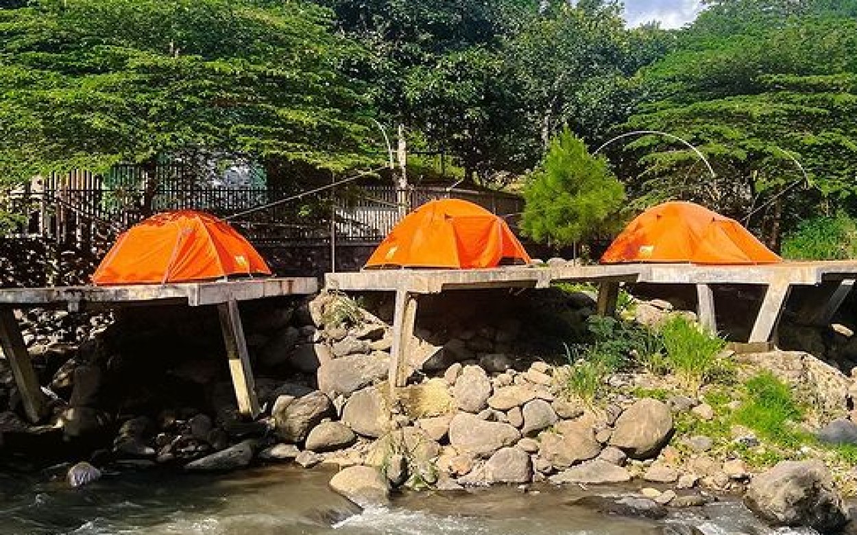 Camping tepi sungai (riverside camping) Grand Cikareo Sukabumi | Foto: Instagram/grand_cikareo