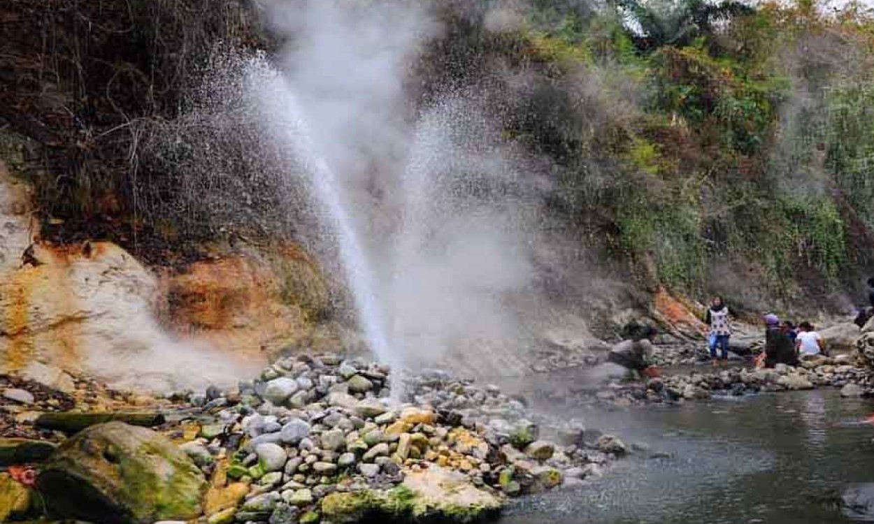 Air panas alami yang menyembur dari dalam tanah di Geyser Cisolok, Sukabumi | Foto: Istimewa