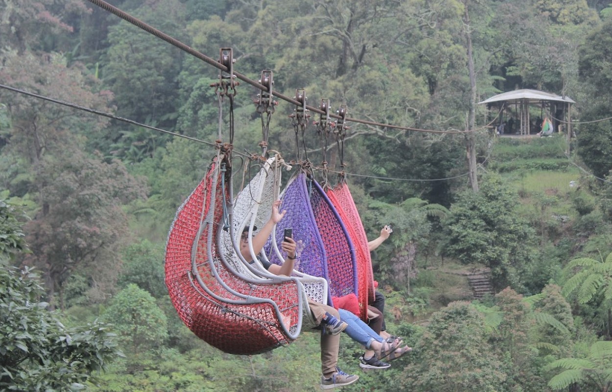 Wahana keranjang sultan di destinasi wisata Kawah Rengganis Bandung | Foto: Google Maps/Aldian Bahtra