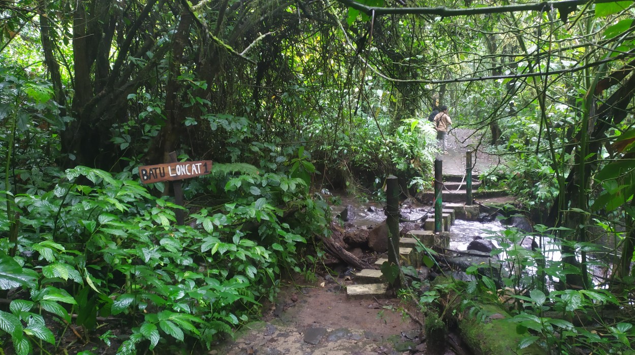 Daerah Batu Loncat di jalur menuju ke Curug Cibeureum Sukabumi | Foto: Sapa Bentala