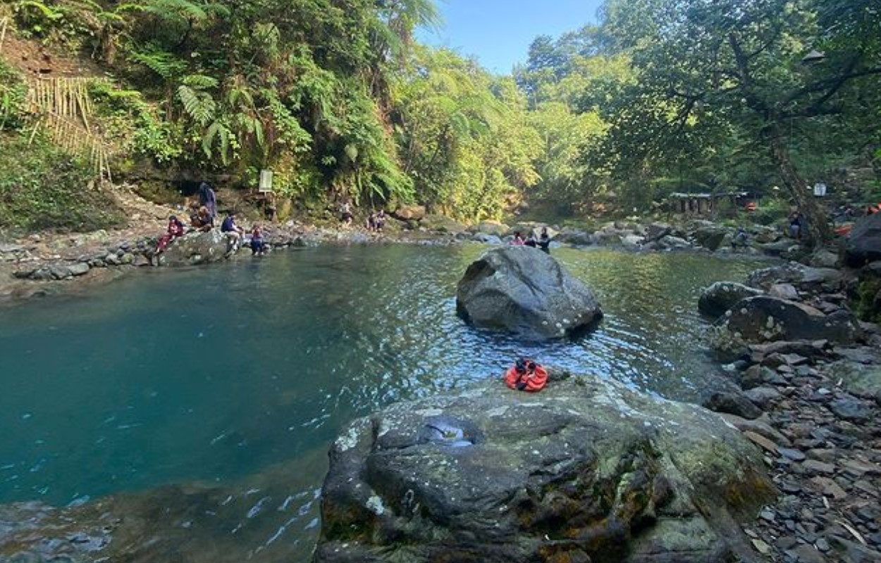 Salah satu kolam alami di Telaga Biru Cawene Bogor | Foto: Instagram/telagabiru_cawene