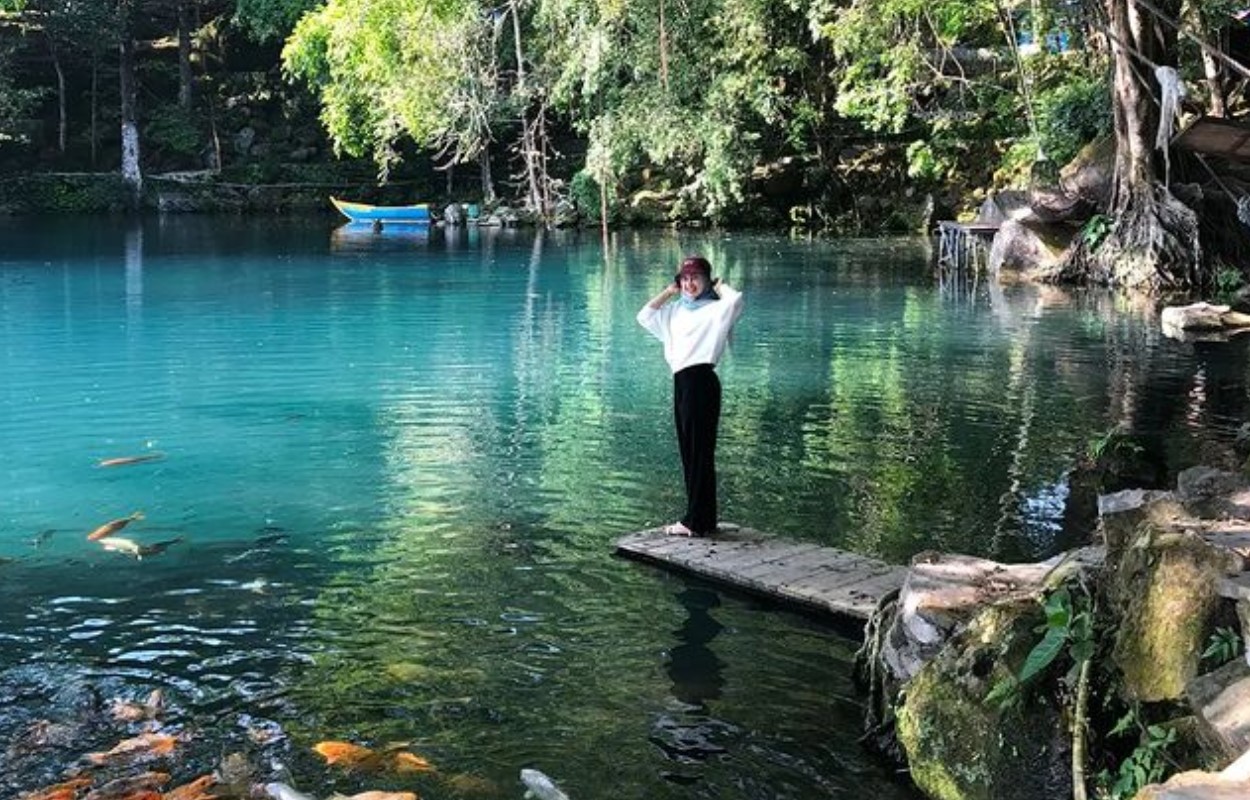 Salah satu spot foto favorit di Telaga Biru Cicerem Kuningan | Foto: Instagram/telagabiruciceremofficial