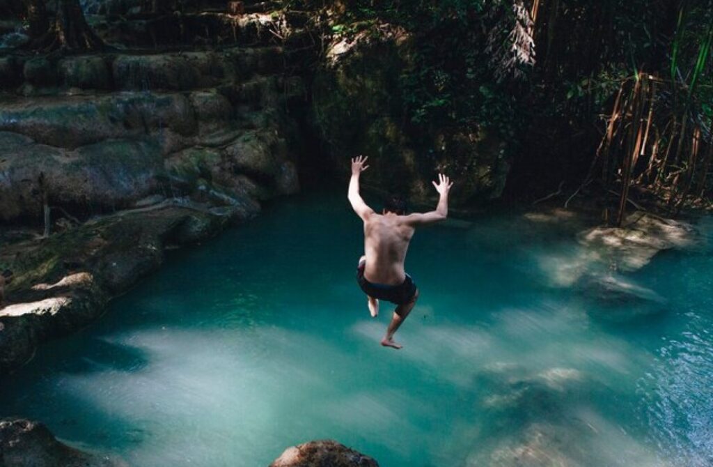 Tips Berenang di Sungai Saat Liburan | Foto: Freepik/rapixel.com