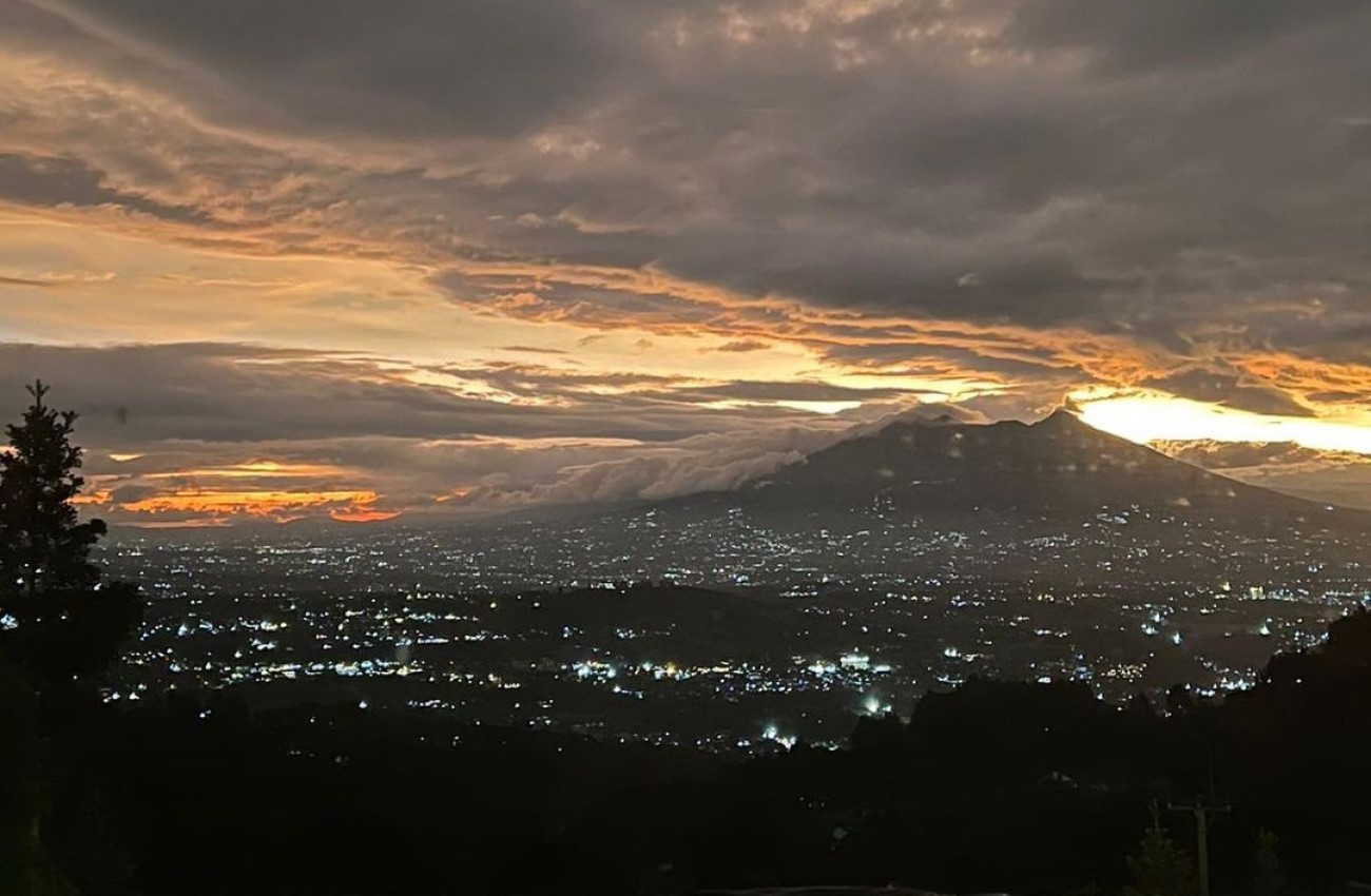 Pemandangan menjelang malam di D’Paseban Glamping | Foto: Instagram/d_pasebanglamping