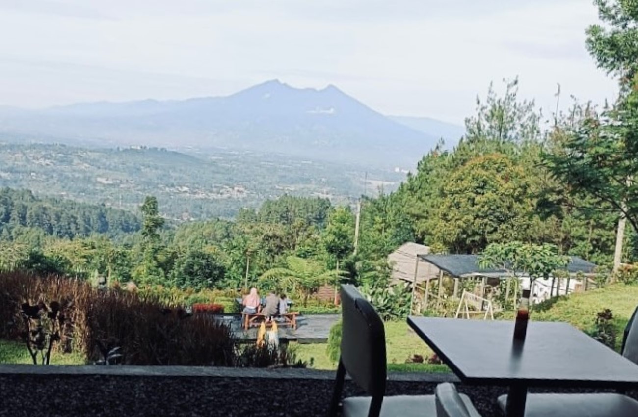 View Gunung Salak dilihat dari D’Paseban Glamping | Foto: Instagram/d_pasebanglamping