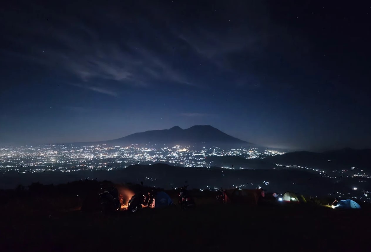 Malam di Puncak Peuyeum Sukabumi dengan pemandangan citylight Kota Sukabumi | Foto: Googlemaps/Rudy Darmadi