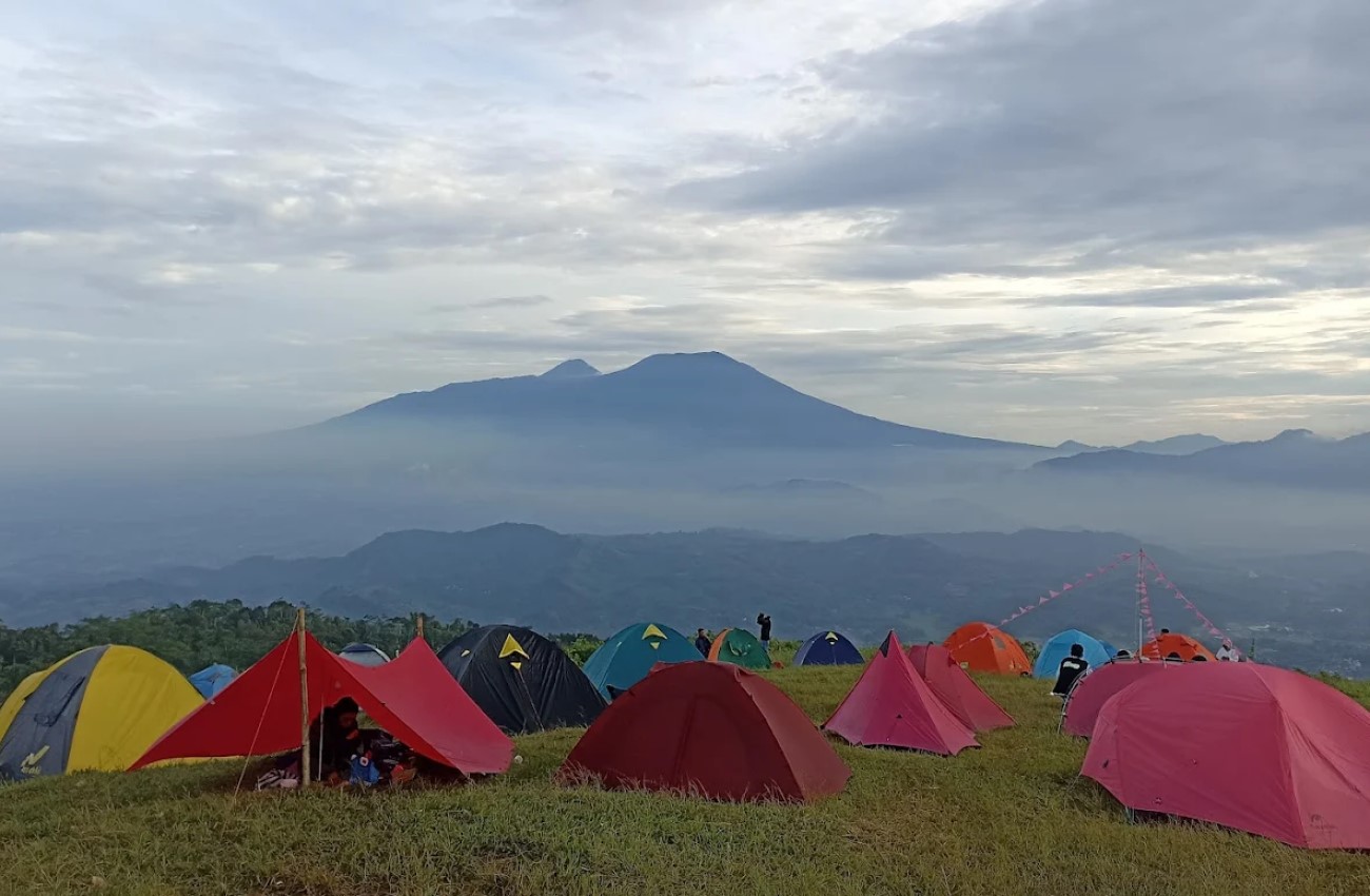 Gunung Gede Pangrango dilihat dari atas Puncak Peuyeum Sukabumi | Foto: Googlemaps/Gugunk De Sunday