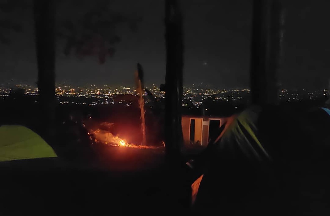 Suasana malam hari di Bukit Gagak Lumayung Cianjur dengan pemandangan city light | Foto: Instagram/bukitgagaklumayung_cjr