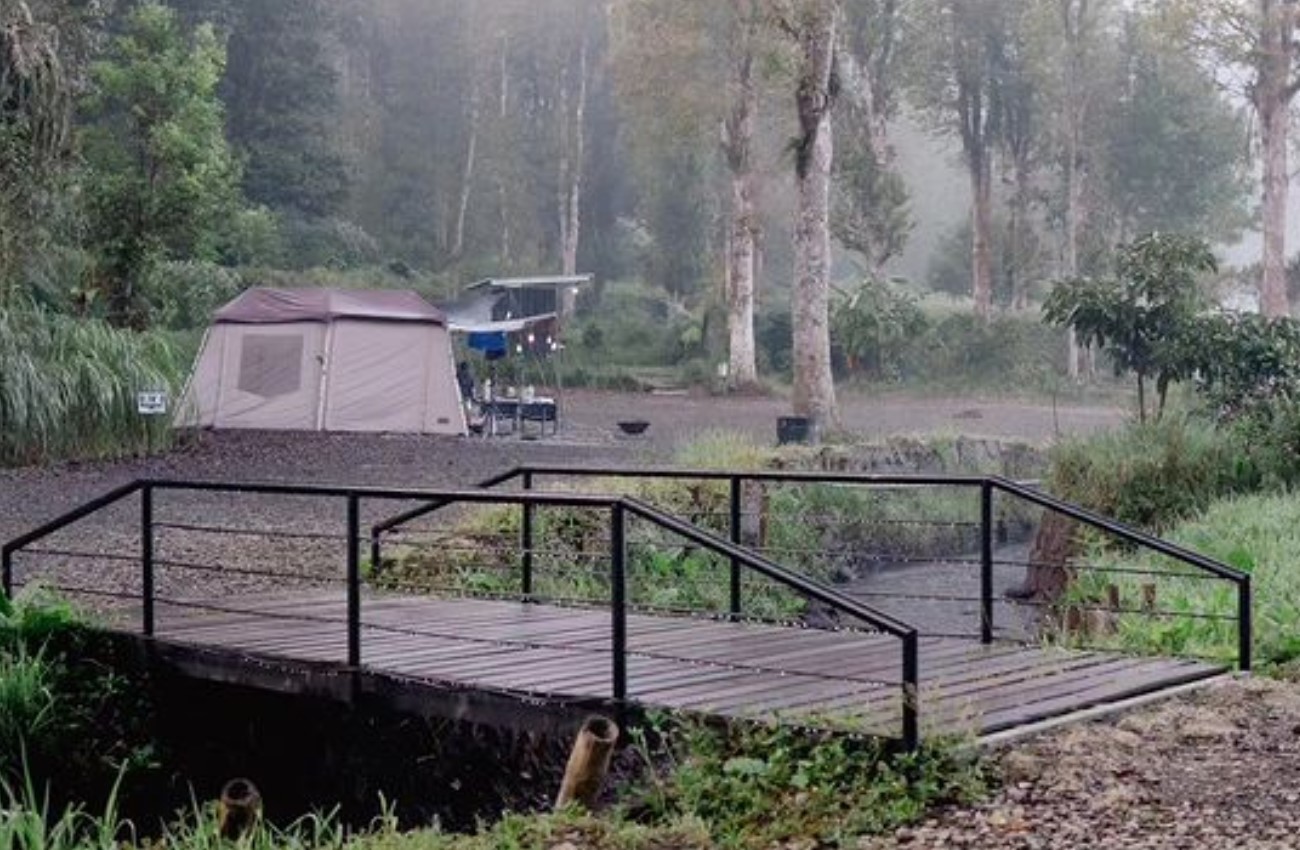 Suasana pagi di Rengganis Campsite Bandung | Foto: Instagram/rdhafhmi