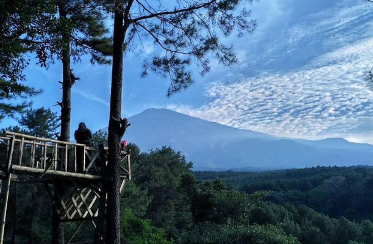 Gunung Ciremai dilihat dari Bumi Perkemahan Trijaya atau Hulu Dayeuh Kuningan | Foto: Instagram/hulu_dayeuh