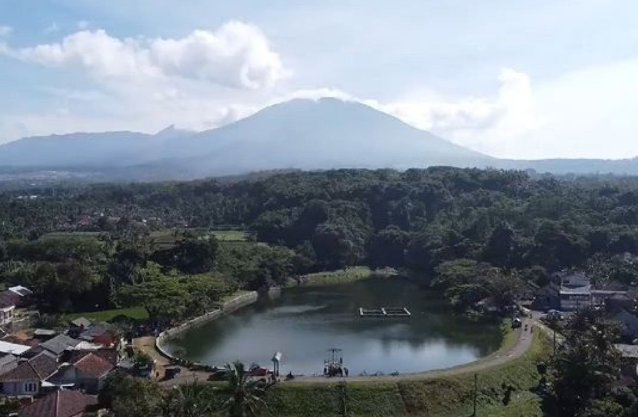 Situ Batu Karut Sukabumi dengan latar Gunung Gede Pangrango | Foto: Instagram/situbatukarut