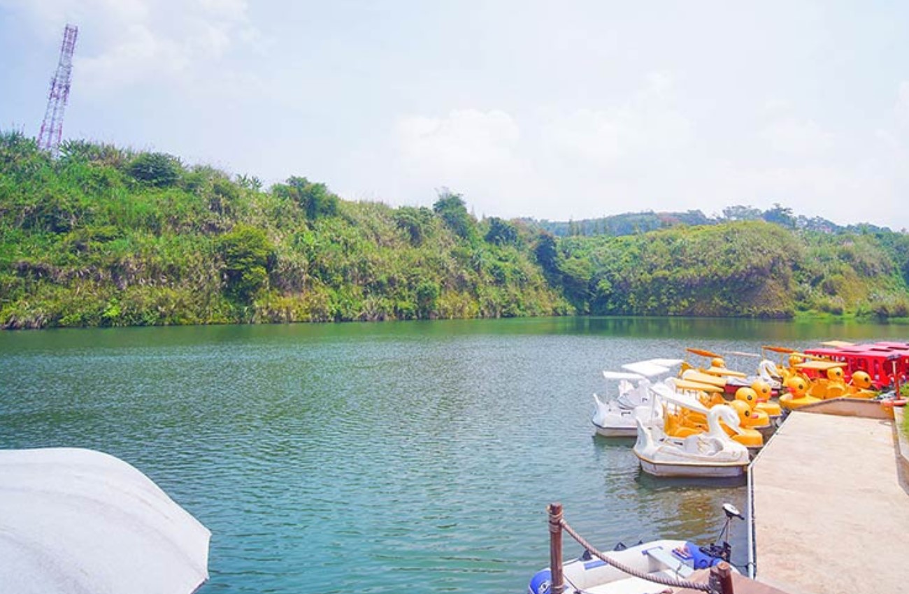 Tempat bersantai di tepi danau salah satu fasilitas Wahoo Waterworld Bandung | Foto: wahoowaterworld.co.id