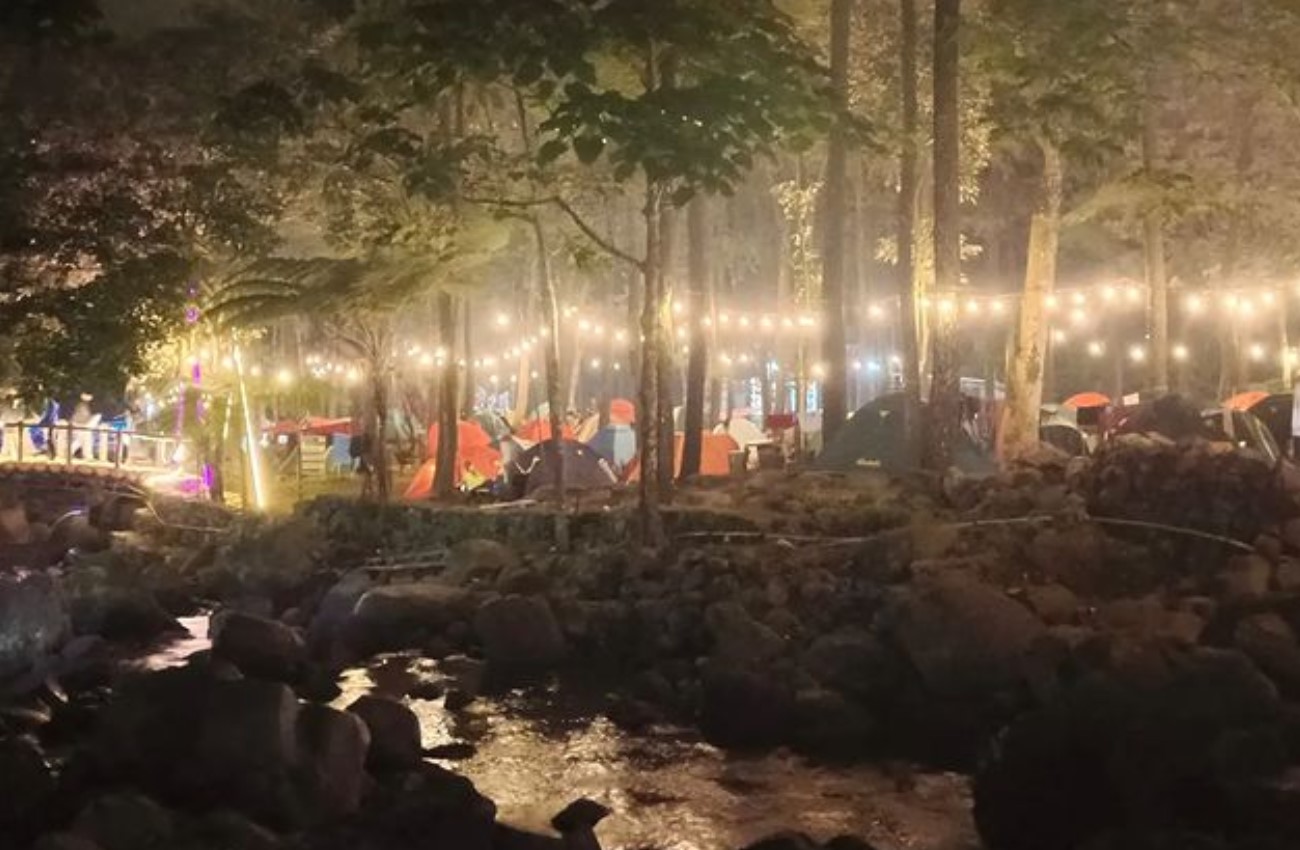 Suasana malam di Camping Ground Legok Leles Majalengka | Foto: Instagram/buperleles