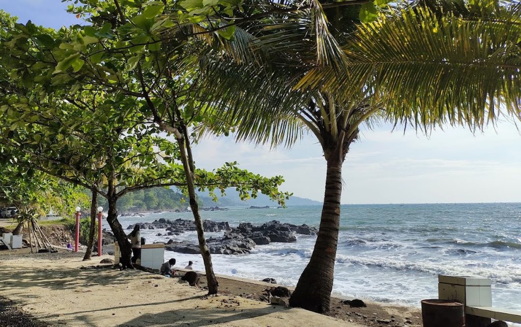 Pantai Cipunaga Sukabumi