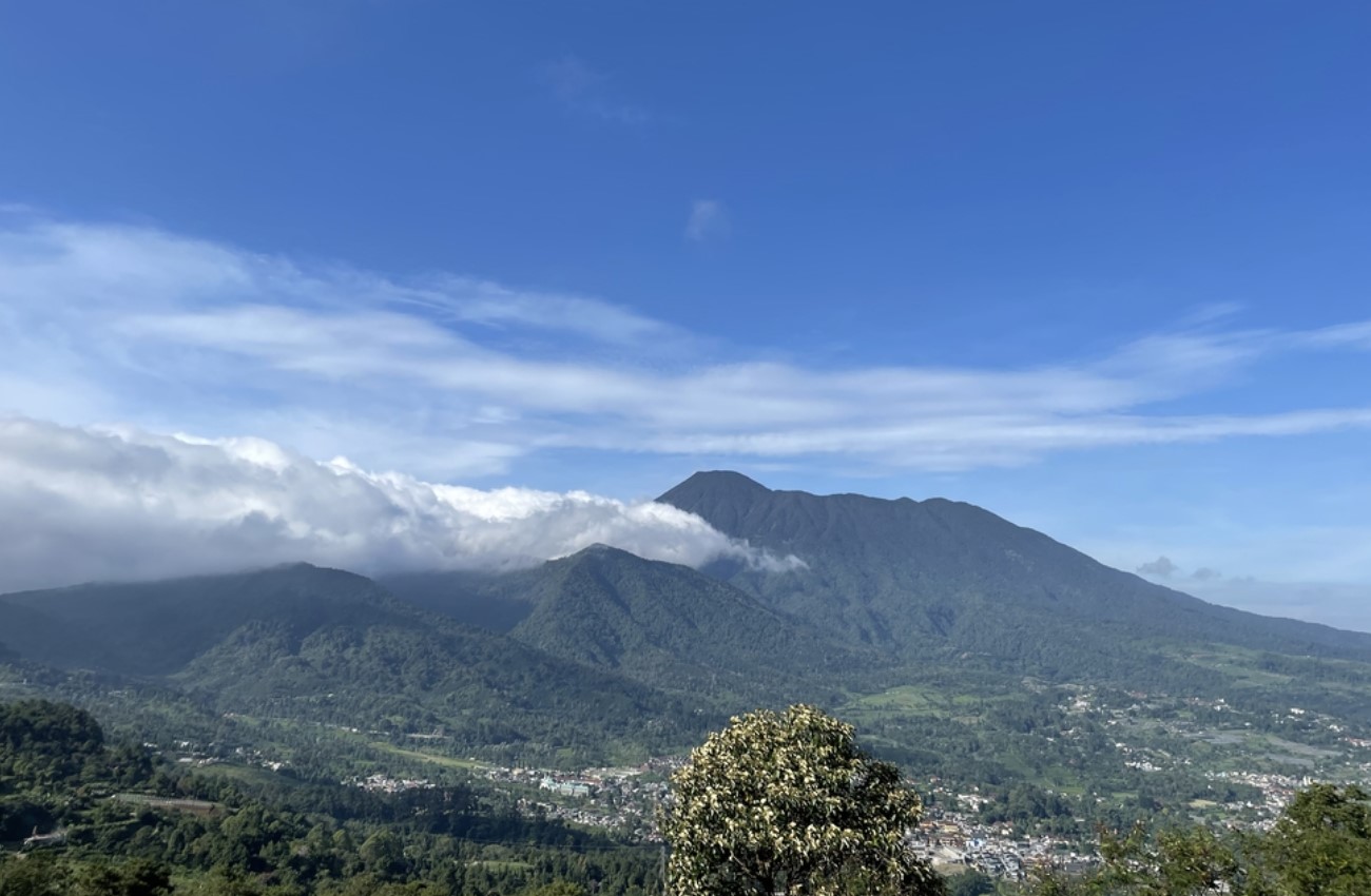 View Gunung Gede Pangrango di lihat dari area camp Curug Batu Gede | Foto: curugbatugedecamp.com